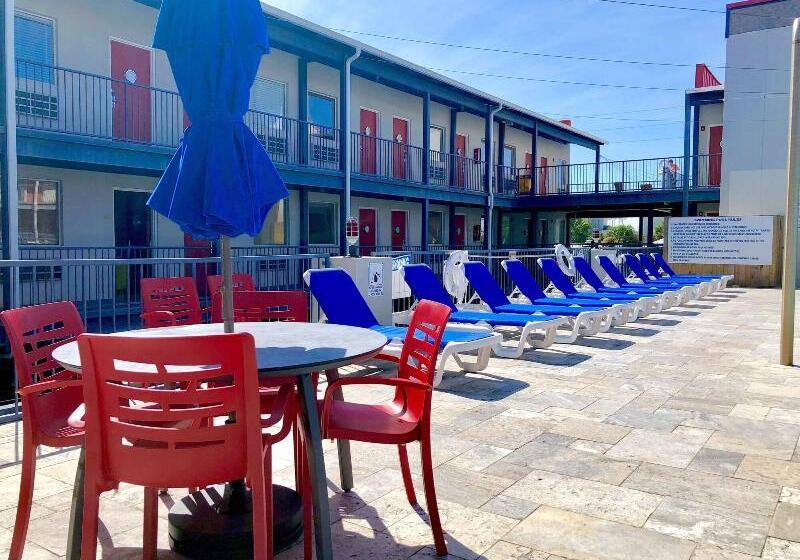 Sea And Breeze Hotel And Condo