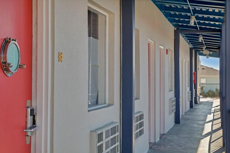 Sea And Breeze Hotel And Condo