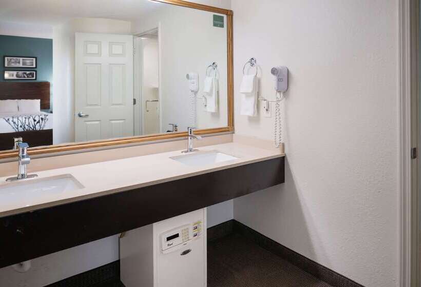 Отель Sleep Inn & Suites