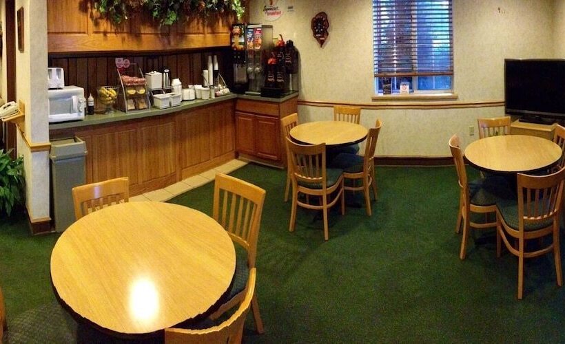 فندق Super 8 By Wyndham Ava