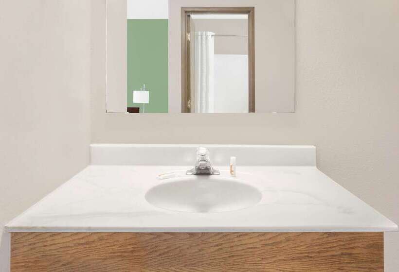 فندق Super 8 By Wyndham Beaver Dam