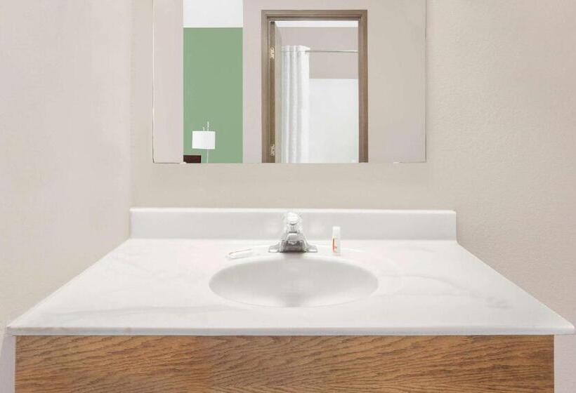 فندق Super 8 By Wyndham Beaver Dam