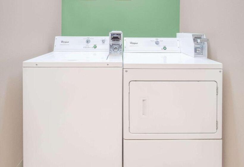 فندق Super 8 By Wyndham Beaver Dam