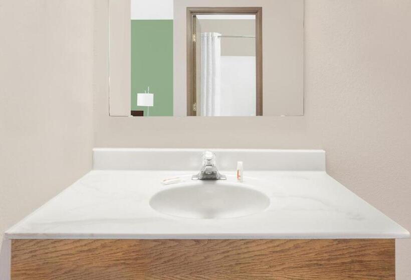 فندق Super 8 By Wyndham Beaver Dam