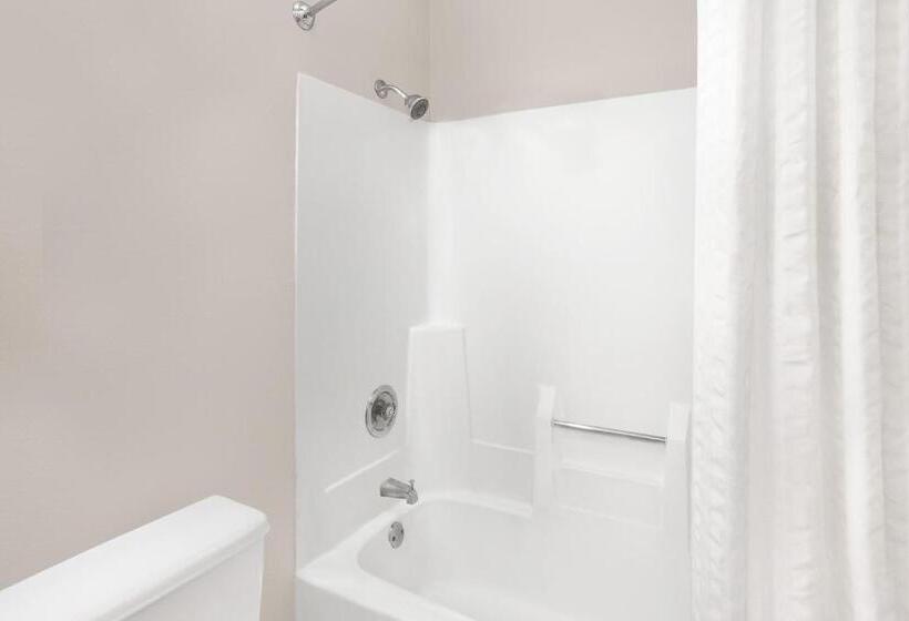 فندق Super 8 By Wyndham Beaver Dam