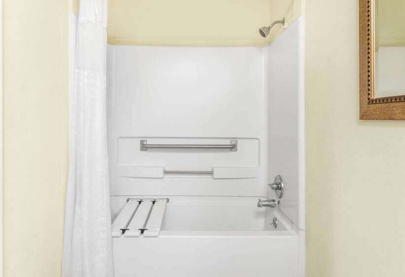 فندق Super 8 By Wyndham Brookhaven