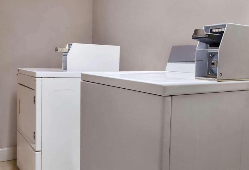 فندق Super 8 By Wyndham Brookhaven