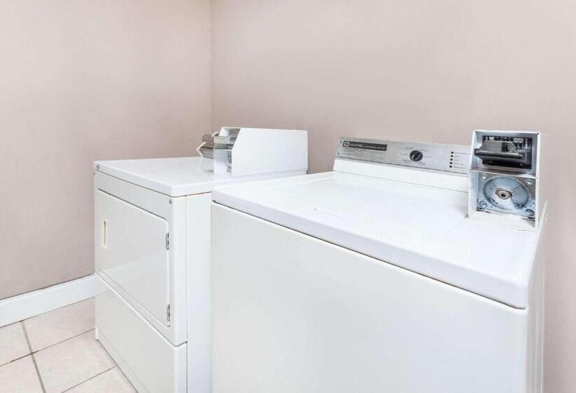 فندق Super 8 By Wyndham Brookhaven