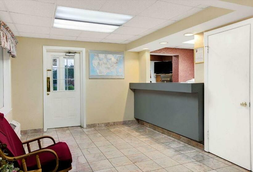 酒店 Super 8 By Wyndham Charlotte Downtown Area