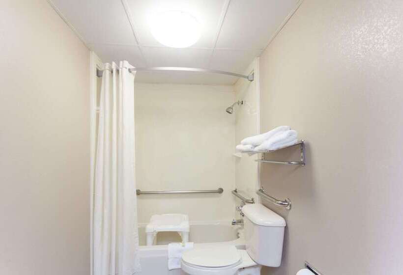 فندق Super 8 By Wyndham Clarksville Northeast