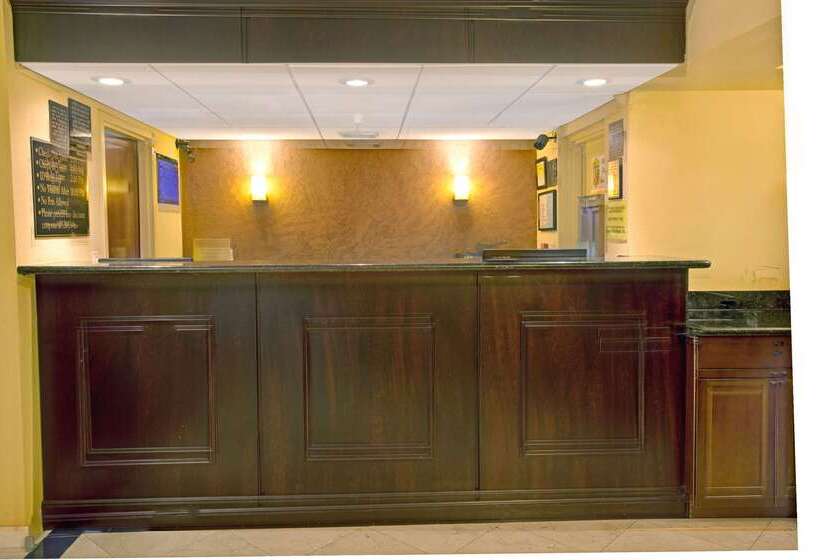 Super 8 Motel By Wyndham Near Fort Lauderdale Arpt