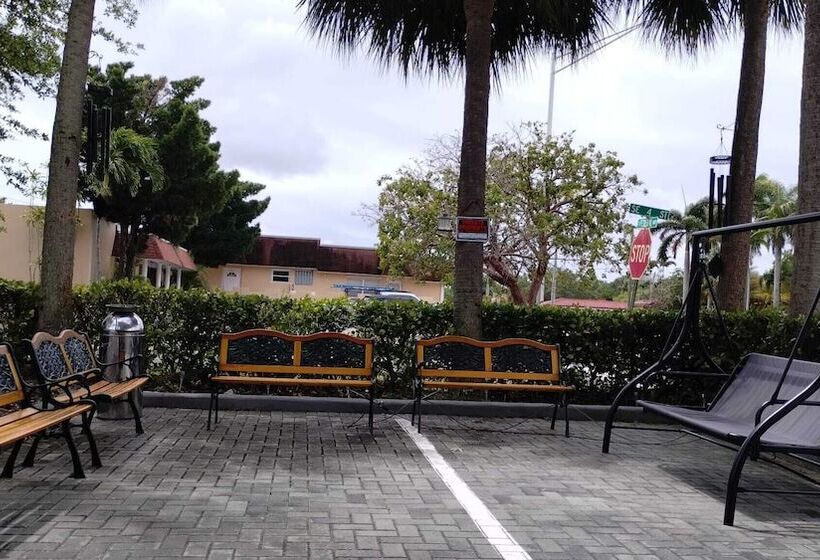 Super 8 Motel By Wyndham Near Fort Lauderdale Arpt