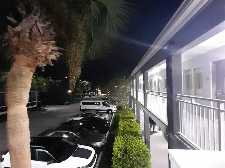 Super 8 Motel By Wyndham Near Fort Lauderdale Arpt