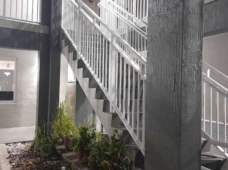 Super 8 Motel By Wyndham Near Fort Lauderdale Arpt