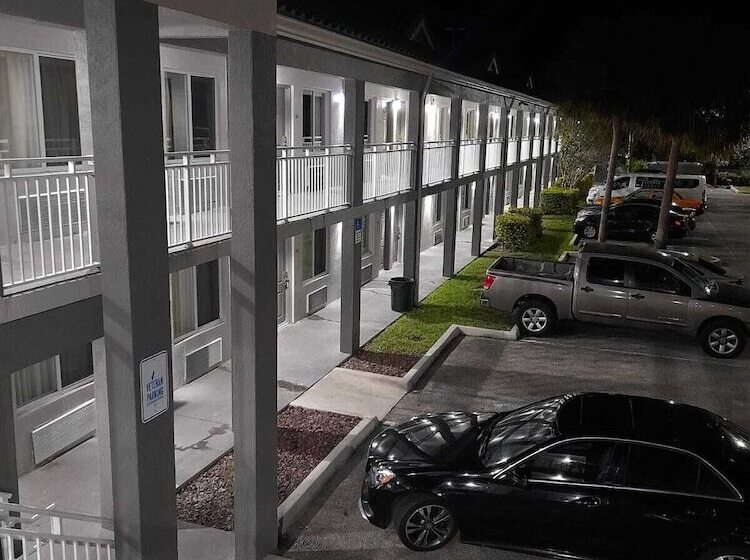 Super 8 Motel By Wyndham Near Fort Lauderdale Arpt