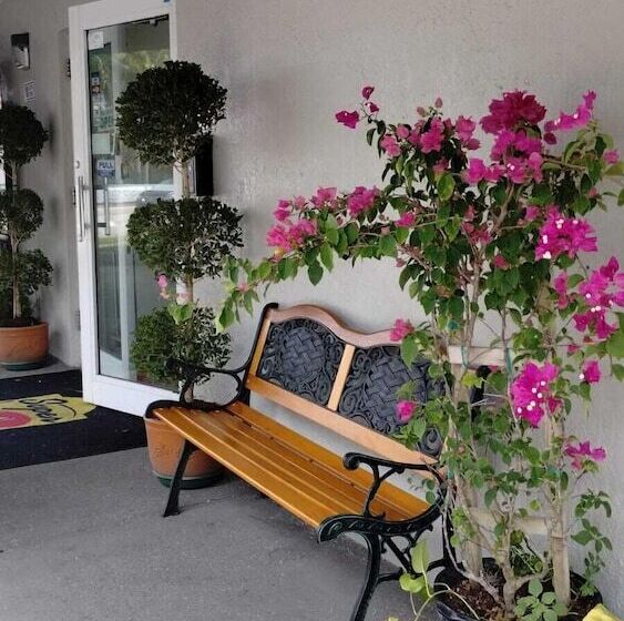 Super 8 Motel By Wyndham Near Fort Lauderdale Arpt