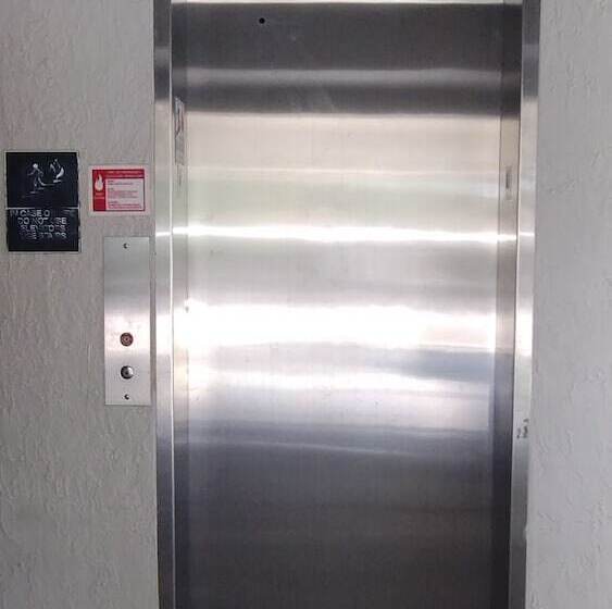 Super 8 Motel By Wyndham Near Fort Lauderdale Arpt