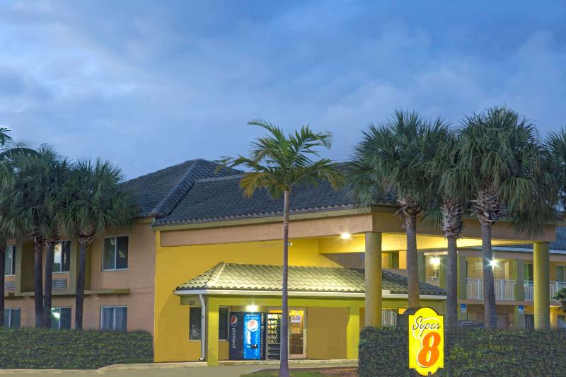 Super 8 Motel By Wyndham Near Fort Lauderdale Arpt