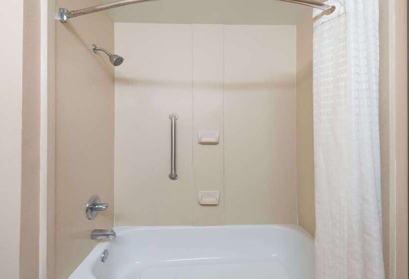 Отель Super 8 By Wyndham Fort Worth Stockyards