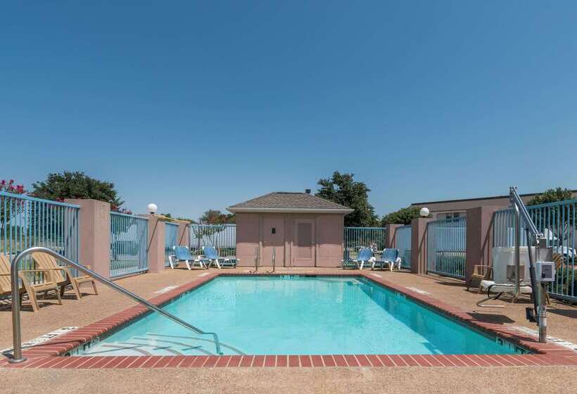 Отель Super 8 By Wyndham Fort Worth Stockyards