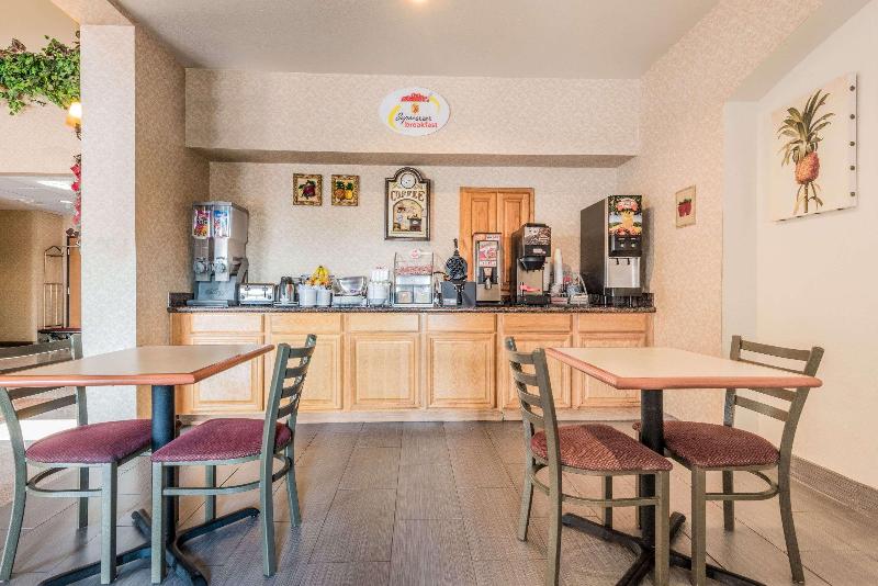 Отель Super 8 By Wyndham Fort Worth Stockyards