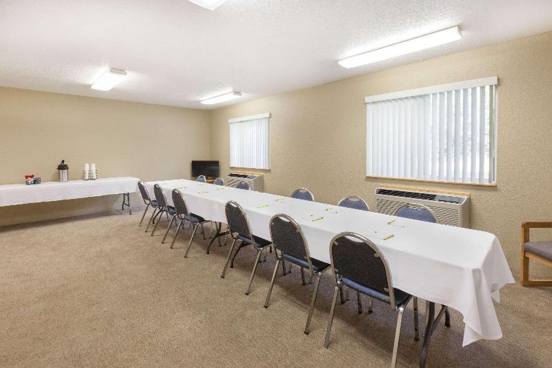 Отель Super 8 By Wyndham Grayling