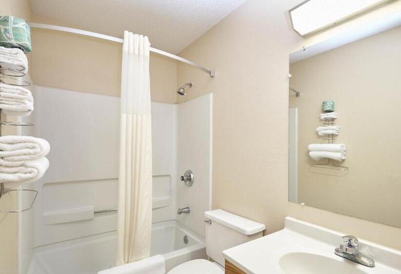 فندق Super 8 By Wyndham Greenville