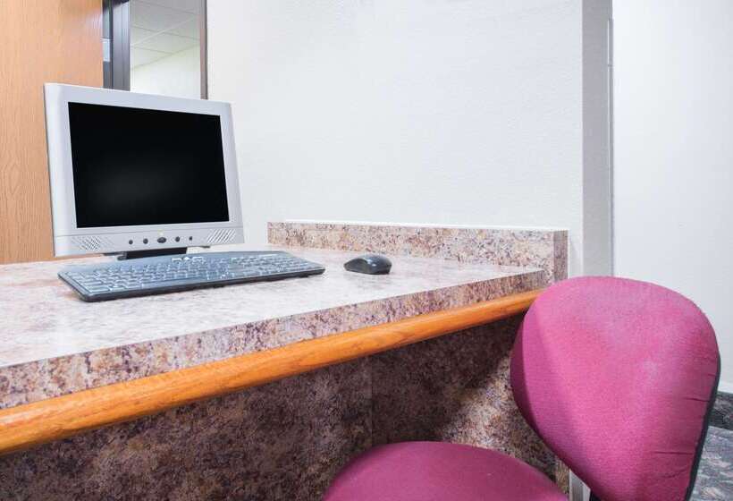 فندق Super 8 By Wyndham Iola Ks