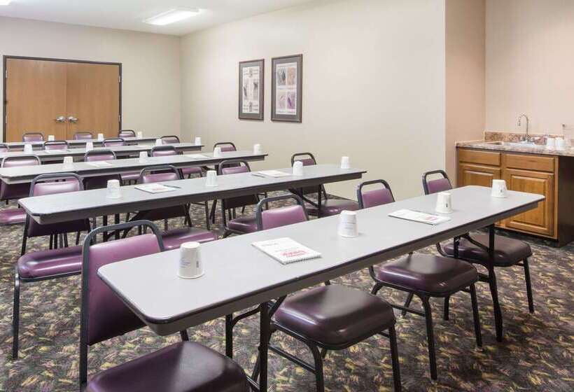 فندق Super 8 By Wyndham Iola Ks