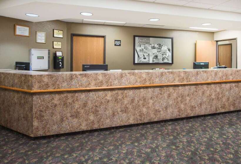 فندق Super 8 By Wyndham Iola Ks