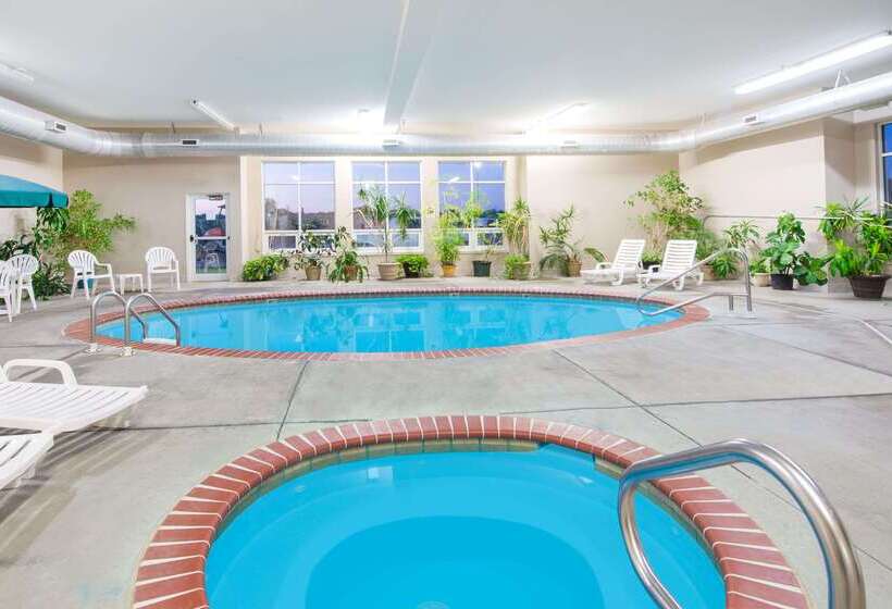 فندق Super 8 By Wyndham Iola Ks