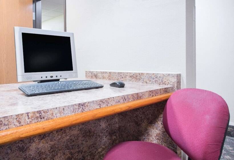 فندق Super 8 By Wyndham Iola Ks