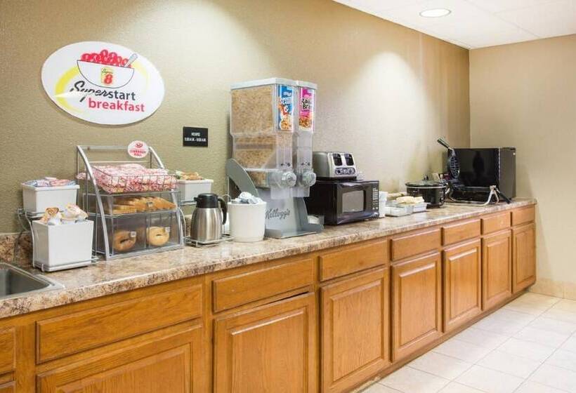 فندق Super 8 By Wyndham Iola Ks