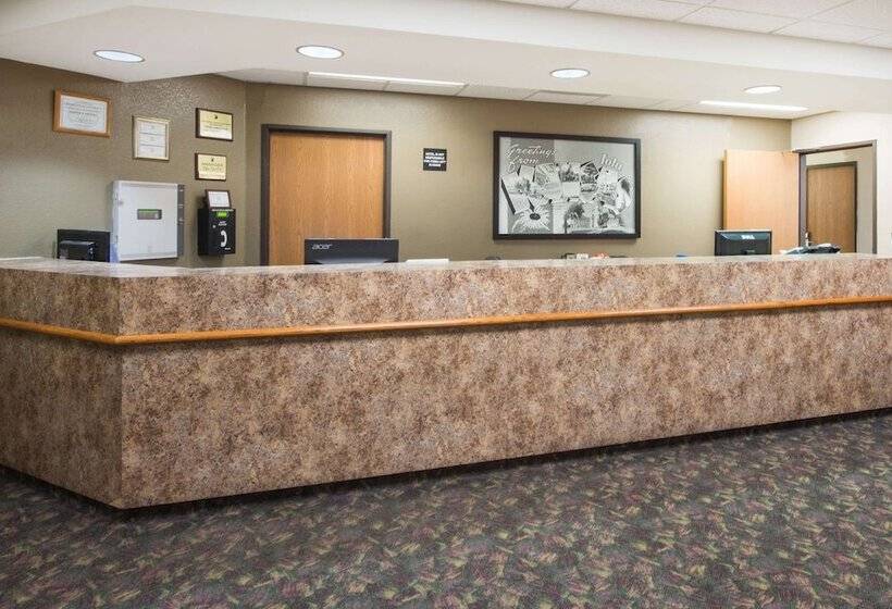 فندق Super 8 By Wyndham Iola Ks