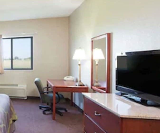 فندق Super 8 By Wyndham Iola Ks