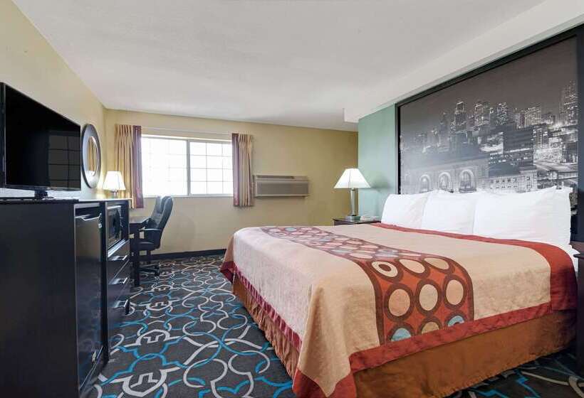 هتل Super 8 By Wyndham Kansas City