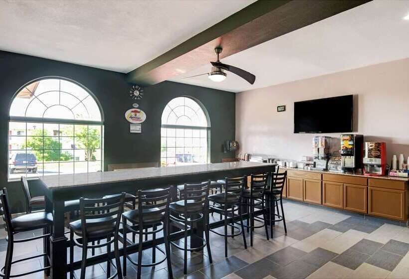 هتل Super 8 By Wyndham Kansas City