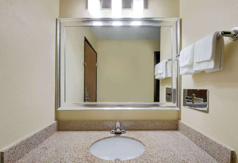 فندق Super 8 By Wyndham Kansas City