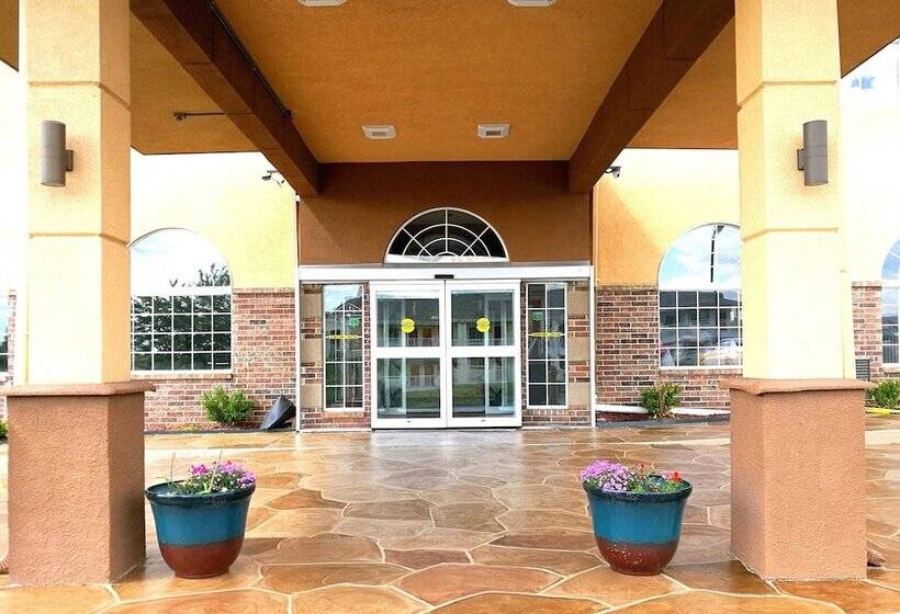 هتل Super 8 By Wyndham Kansas City