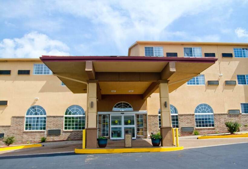 هتل Super 8 By Wyndham Kansas City