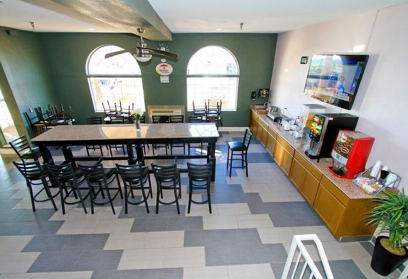 فندق Super 8 By Wyndham Kansas City