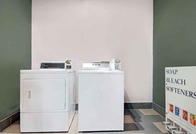 هتل Super 8 By Wyndham Kansas City