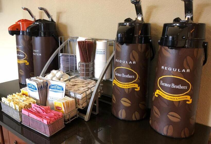 Отель Super 8 By Wyndham Lagrande