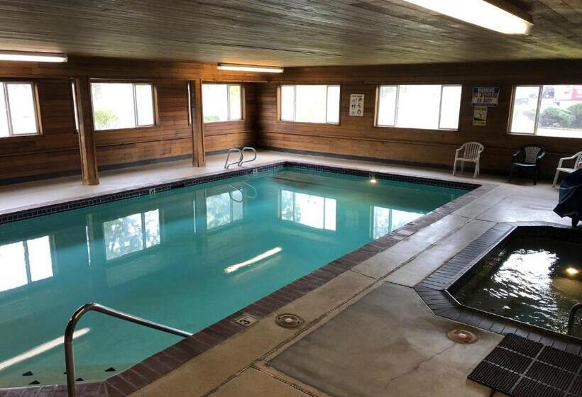 Отель Super 8 By Wyndham Lagrande