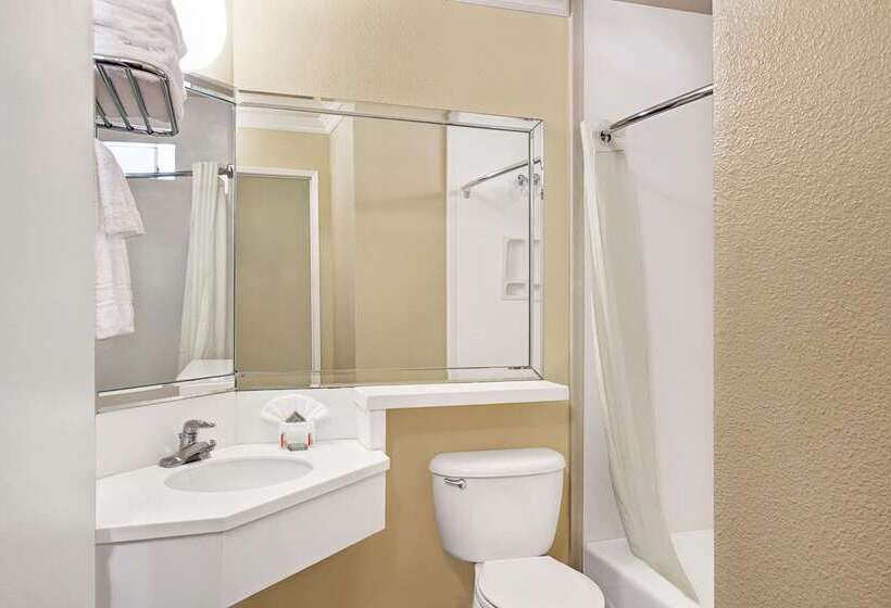 فندق Super 8 By Wyndham Los Angeles Downtown