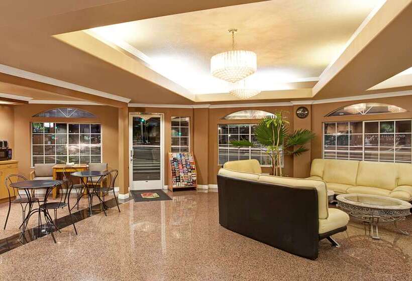 فندق Super 8 By Wyndham Los Angeles Downtown