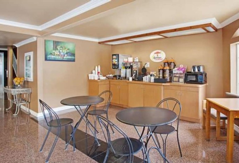 فندق Super 8 By Wyndham Los Angeles Downtown
