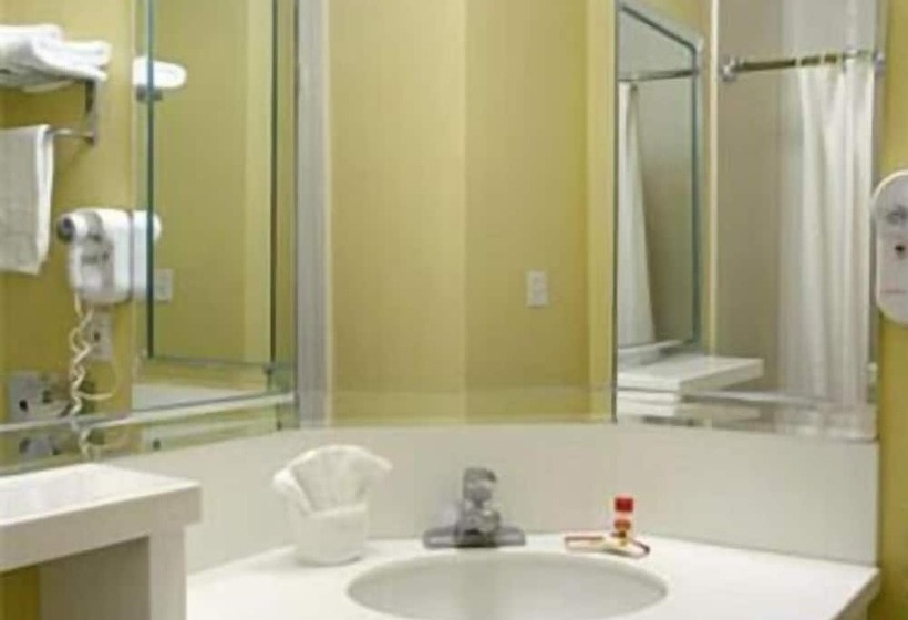 فندق Super 8 By Wyndham Los Angeles Downtown