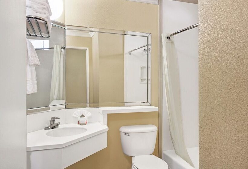 فندق Super 8 By Wyndham Los Angeles Downtown