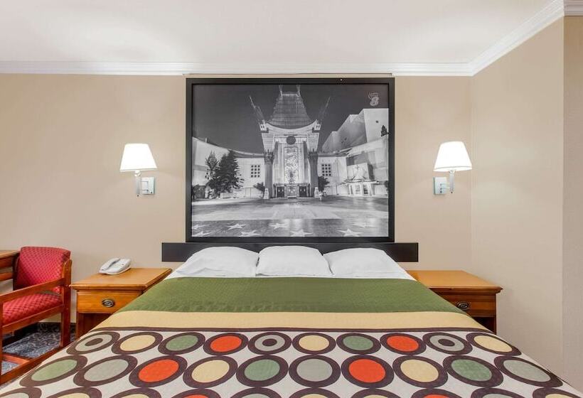 فندق Super 8 By Wyndham Los Angeles Downtown